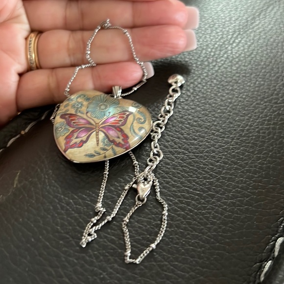 Brighton necklace. Please don’t mind my birds on the background. - Picture 1 of 5